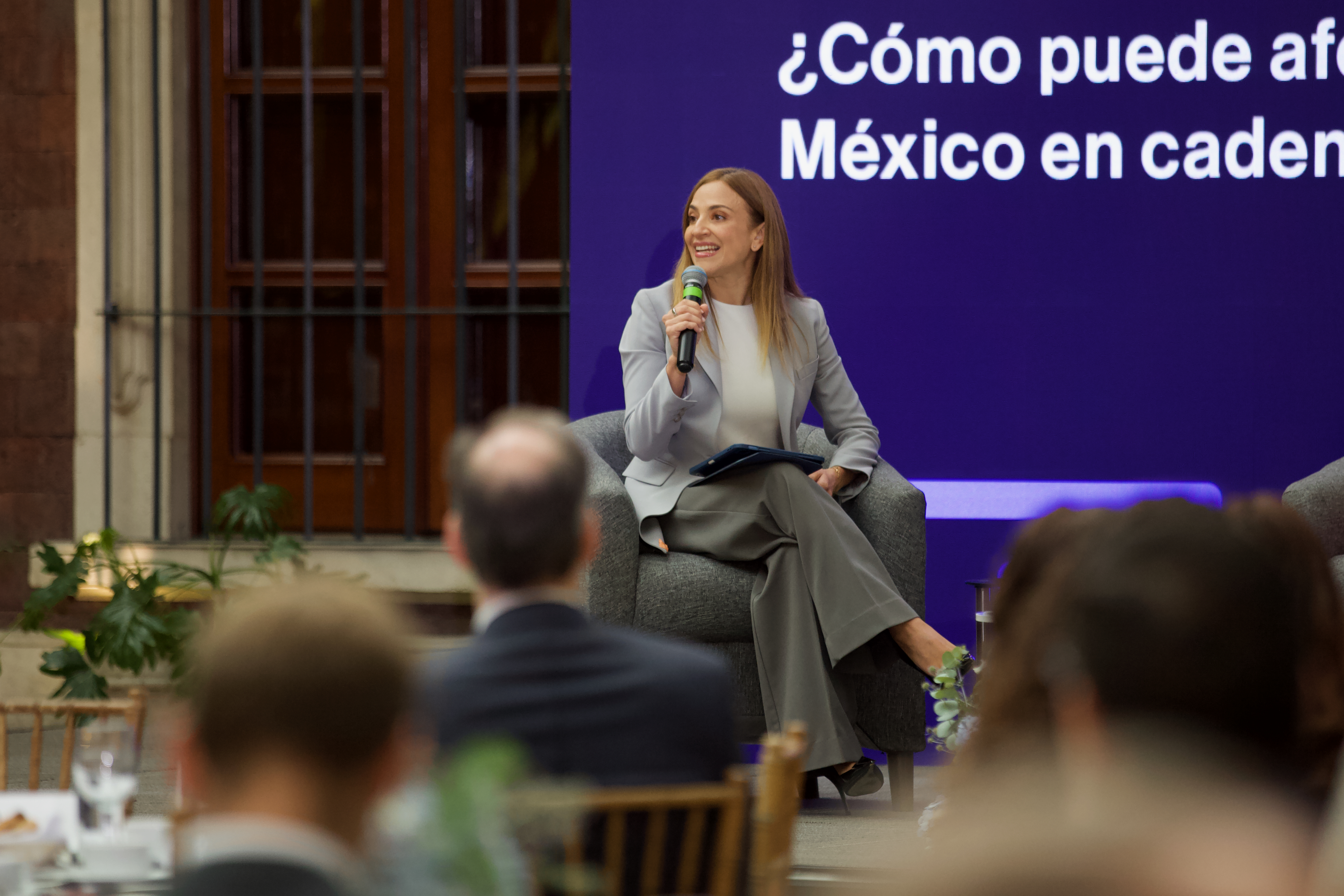 Paulina Campos moderando el panel del foro T-MEC